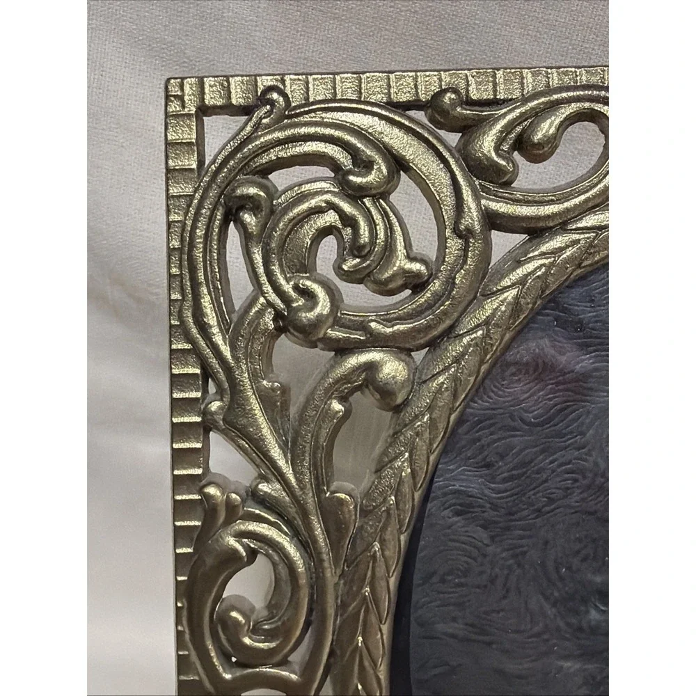 PHILIP WHITNEY LTD. GOLD PLATED TABLETOP PICTURE FRAME HOLDS 5 X 3